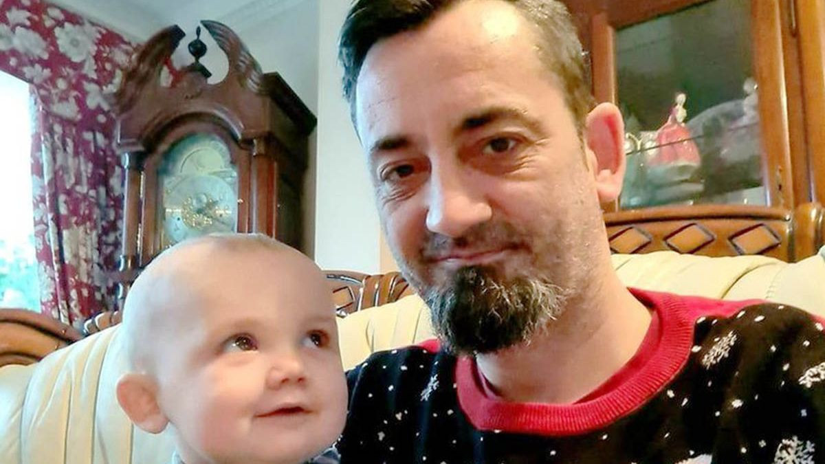 O femeie a încercat să smulgă un copil de 2 ani din brațele tatălui său, în timp ce se aflau la cumpărături