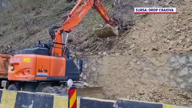 Bucățile de stâncă de pe Valea Oltului, îndepărtate de alpiniști și drumari. Traficul se desfășoară pe un singur sens