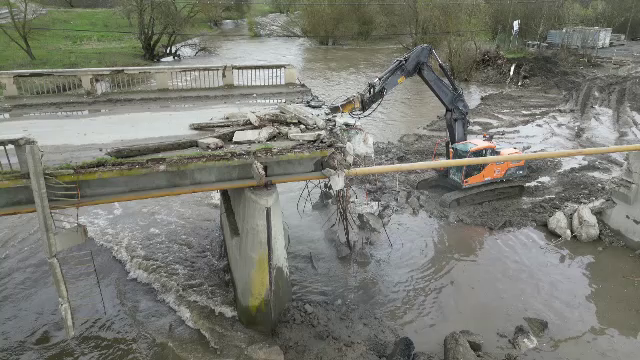 Localnicii din Bonțida, blocați din cauza lucrărilor la podul care trece peste râul Someș. Ruta ocolitoare are 15 kilometri