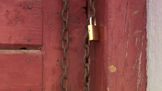 „Nu îl suporta pe tatăl ei și mai dădea în el”. O tânără cu probleme psihice a fost legată cu lanțuri de un dulap din casă