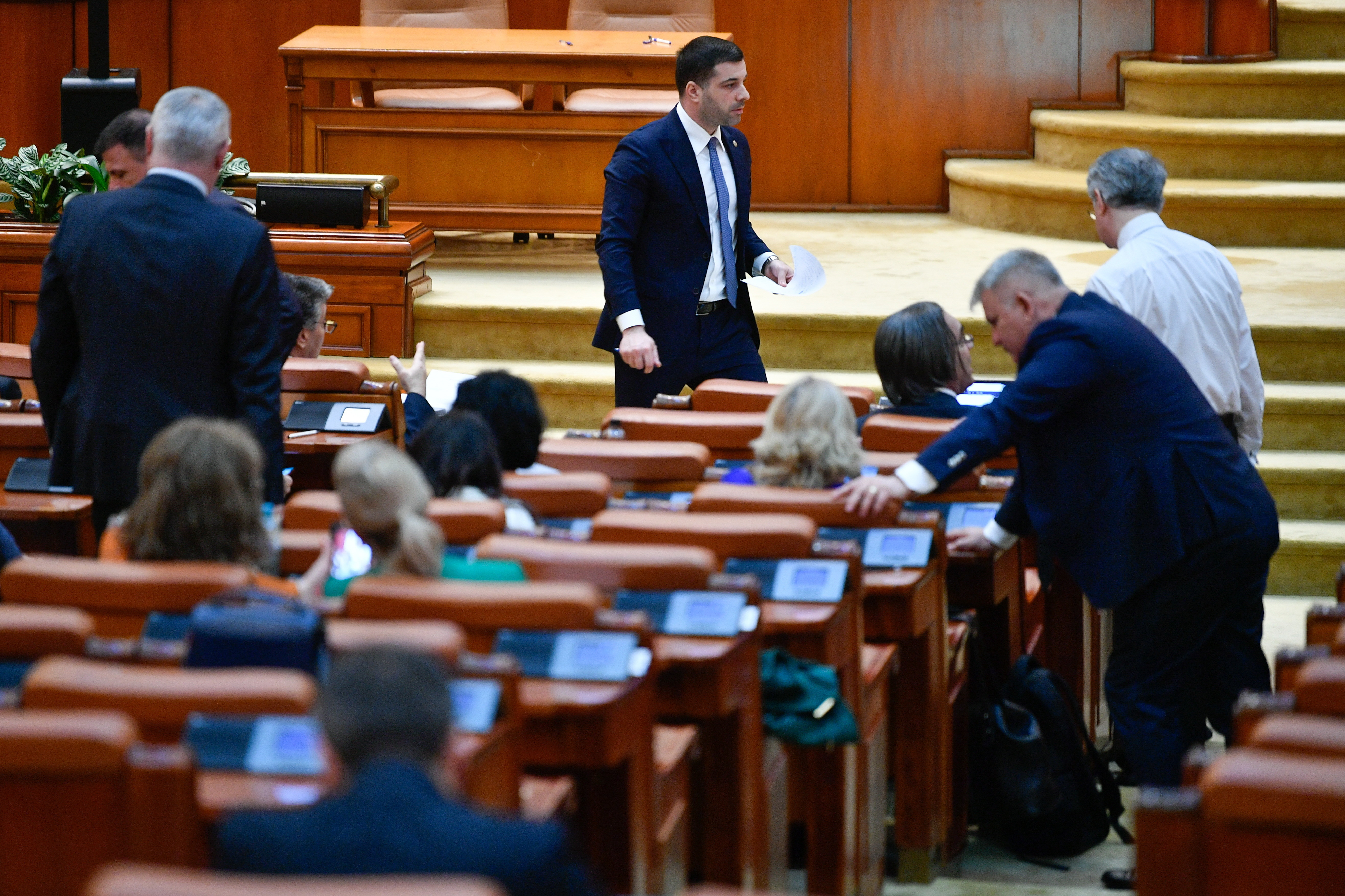 Cum au fost modificate Codurile Penale în Parlament, de PSD și PNL, cu acuzații de corupție și scandal. Filmul evenimentelor