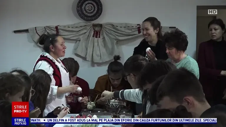 Atelier de încondeiat ouă, la Muzeul de Etnografie din Reghin. Cei interesați au învățat cum să lucreze cu ceară topită