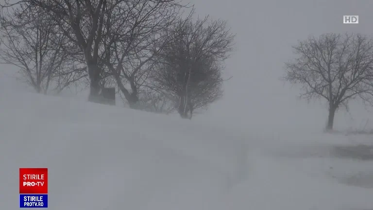 Viscolul a pus stăpânire pe întreaga țară. Ninsoarea a provocat haos în trafic. „Este totul înfundat, nu s-a mai putut trece”