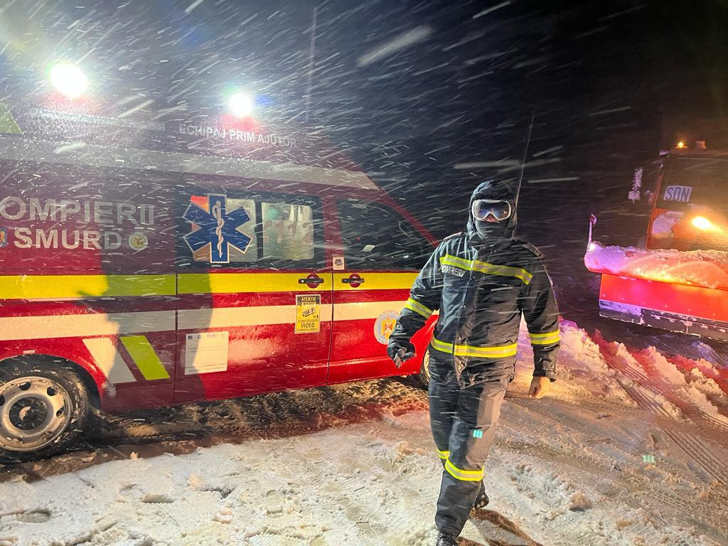 Vortexul polar face ravagii în țară. Drumurile sunt blocate, sute de oameni înzăpeziți | GALERIE FOTO