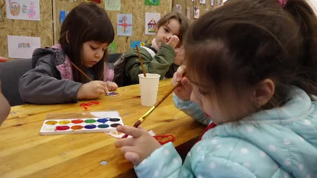 Veselie la atelierele de creație cu specific pascal de la Baia Mare. Zeci de copii au învățat că picteze