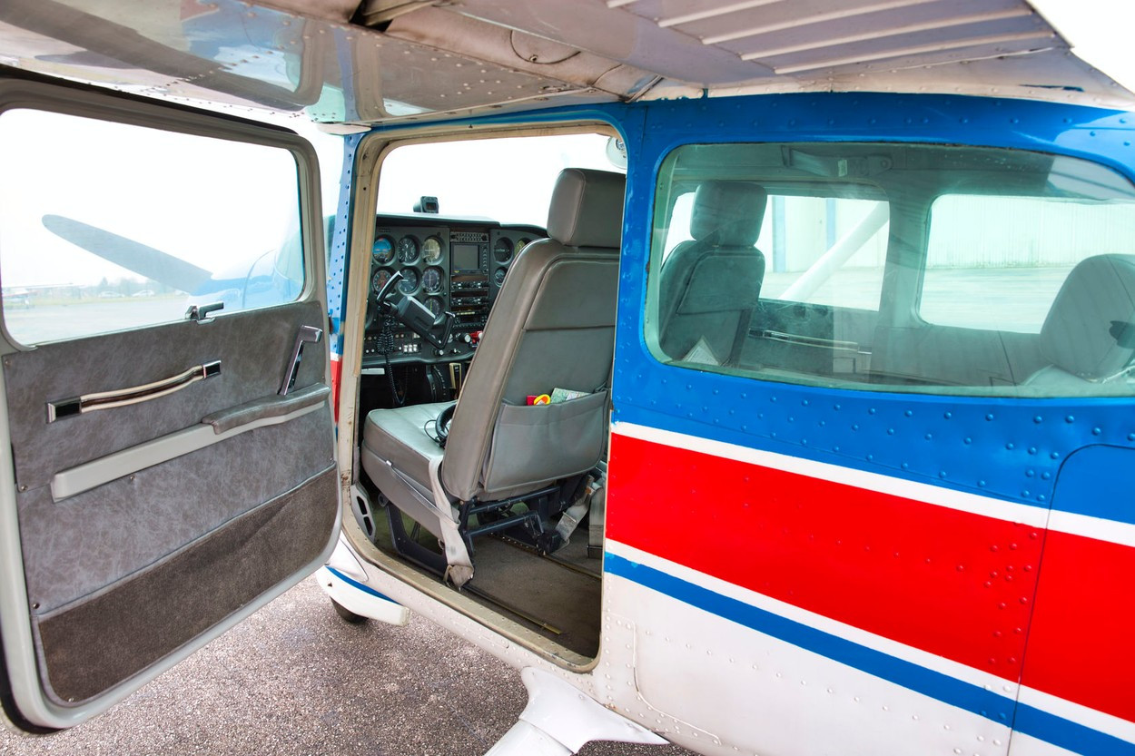 Clipe de groază la bordul unui avion cu pasageri, după ce un șarpe cobra s-a strecurat sub cămașa pilotului