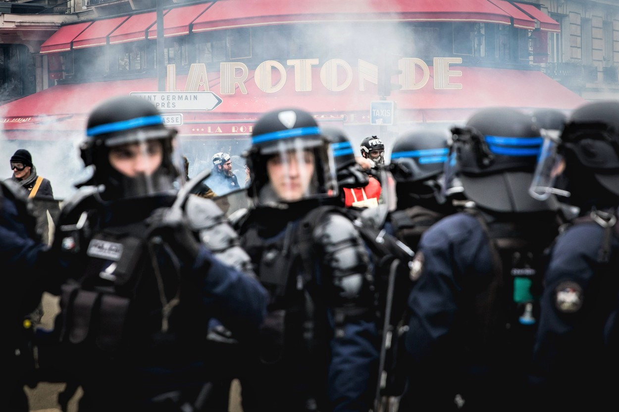 Noi proteste violente în Franța. Restaurantul parizian La Rotonde, frecventat de Emmanuel Macron, incendiat de manifestanți