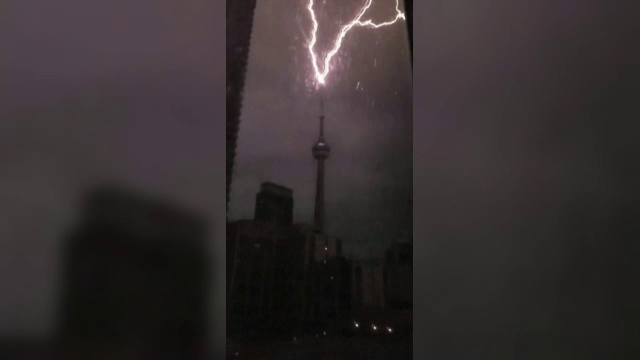 Imagini unice. Turnul Național Canadian a fost lovit de trăsnet