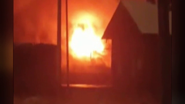 Incendiu violent în Piatra Neamț. O femeie de 73 de ani, salvată în ultima clipă de un jandarm aflat în timpul liber