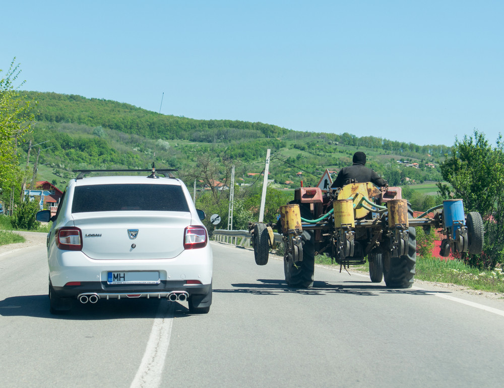 Codul rutier ar putea fi modificat. Depăşirea pe linie continuă, permisă în anumite condiţii