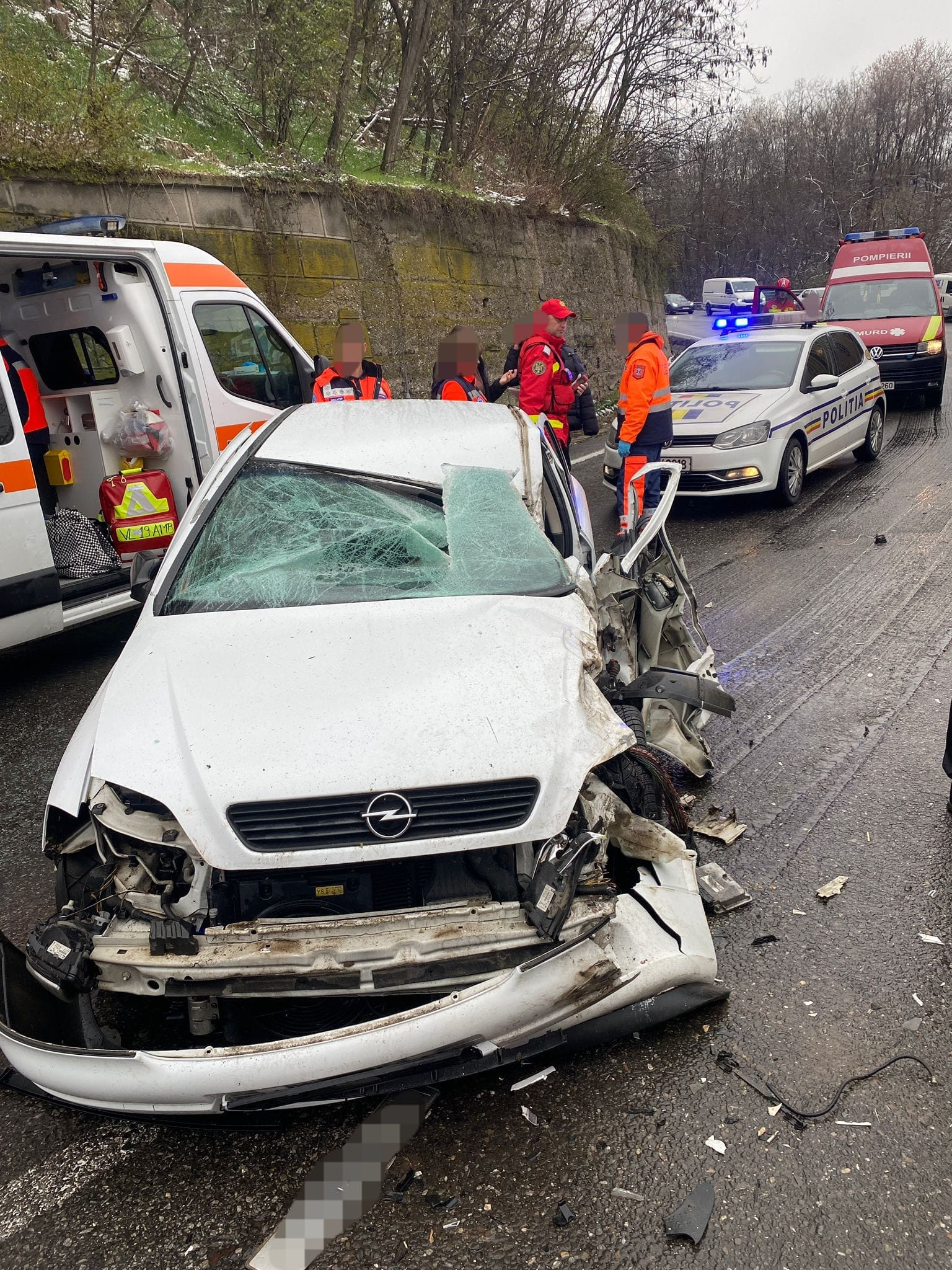 Accident între o mașină și un TIR, în județul Argeș. Patru persoane, dintre care doi copii, au ajuns la spital. FOTO