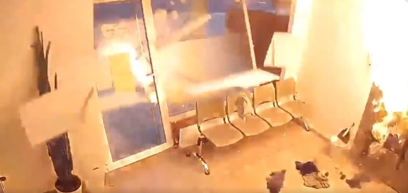 Momentul în care o mașină de spălat explodează din cauza unei brichete uitate în buzunarul unei perechi de blugi. VIDEO