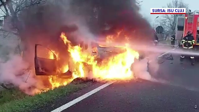 O femeie din Cluj a ajuns în stare gravă la spital, după ce a căzut cu mașina într-un șanț, iar vehiculul a luat foc