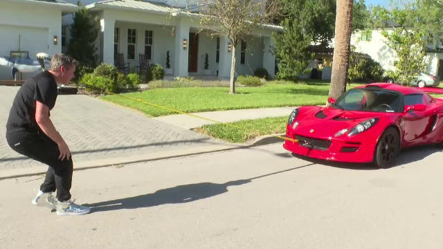 Un medic stomatolog a tras cu dinții o mașină de aproape o tonă, în 30 de secunde