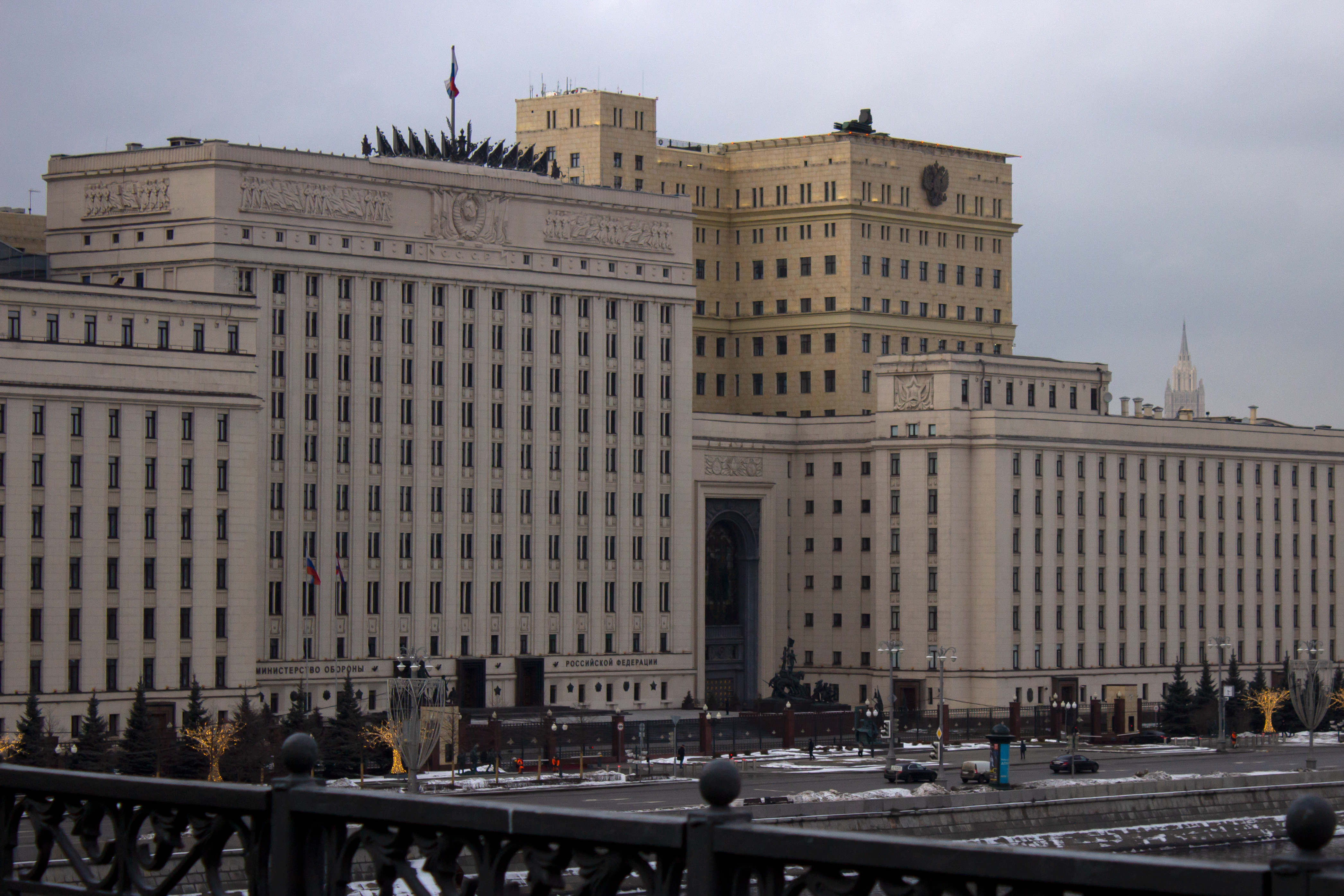 TASS: Un bărbat înarmat ar fi încercat să pătrundă în clădirea Ministerului Apărării de la Moscova