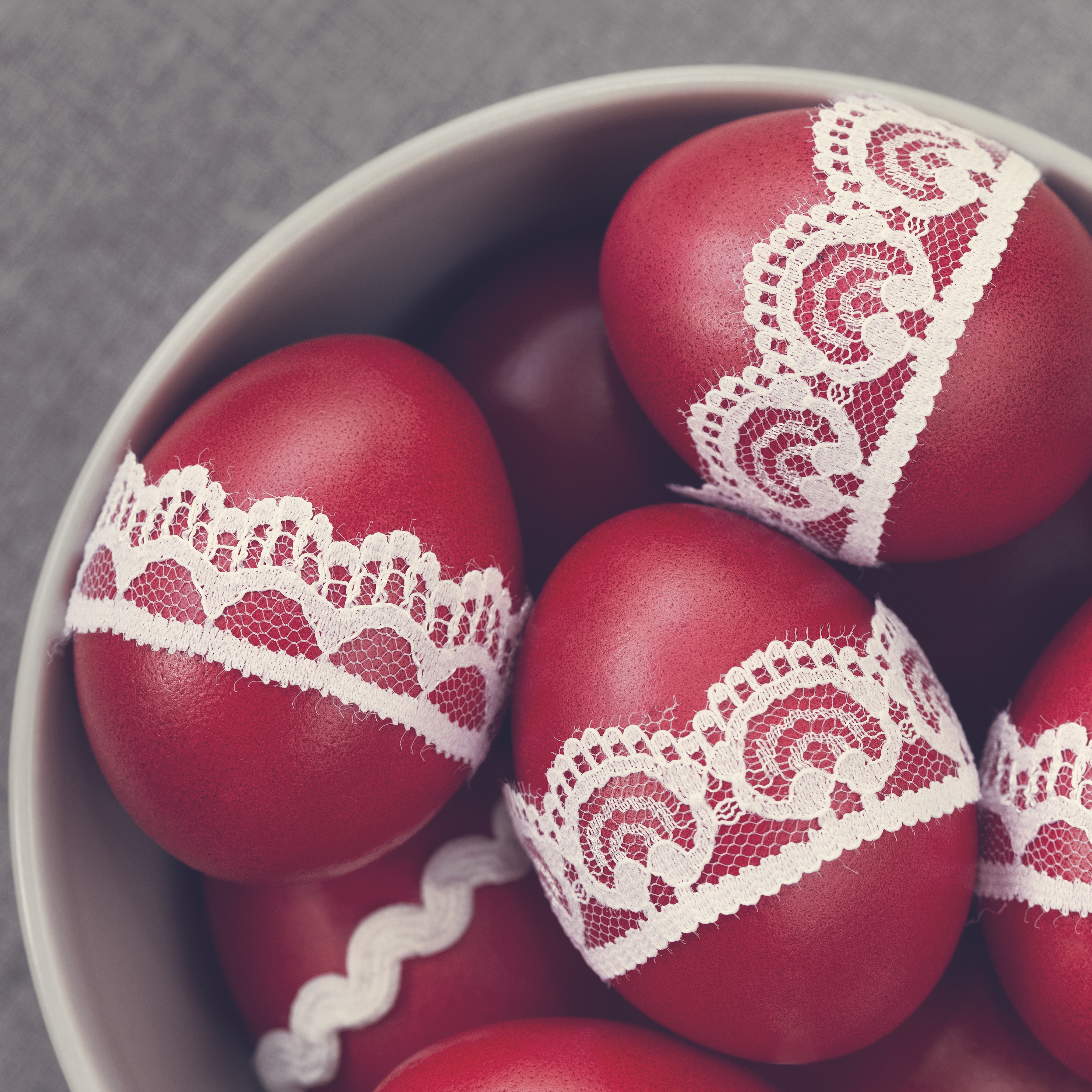 Cum putem afla dacă oul vopsit de Paște este proaspăt sau vechi. Testul apei