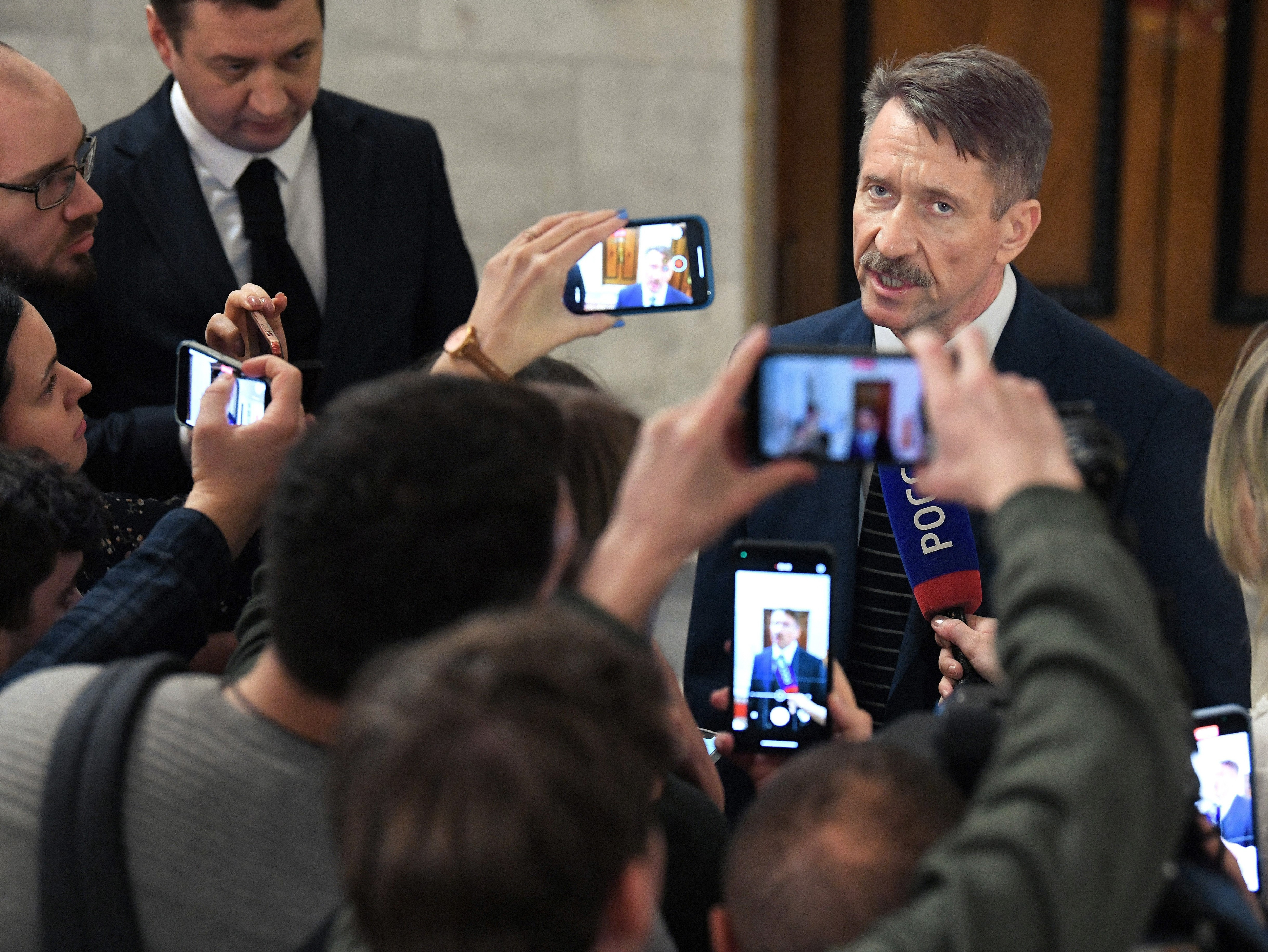 Traficantul de arme Viktor Bout îl cheamă pe Donald Trump să se refugieze în Rusia