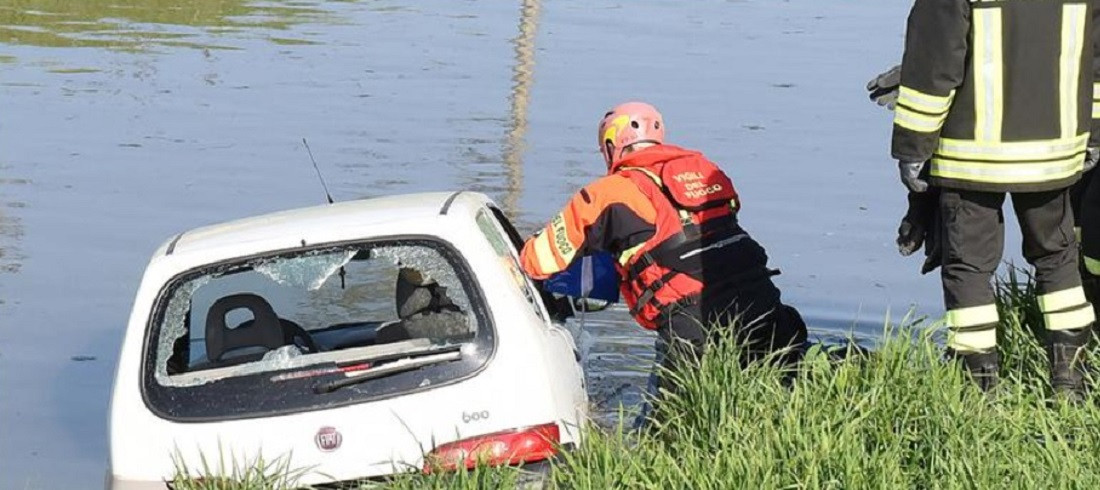 Doi români, tată și fiu, eroi în Italia. Au salvat o femeie care a căzut cu mașina într-un canal cu apă. "Sunt îngerii mei"