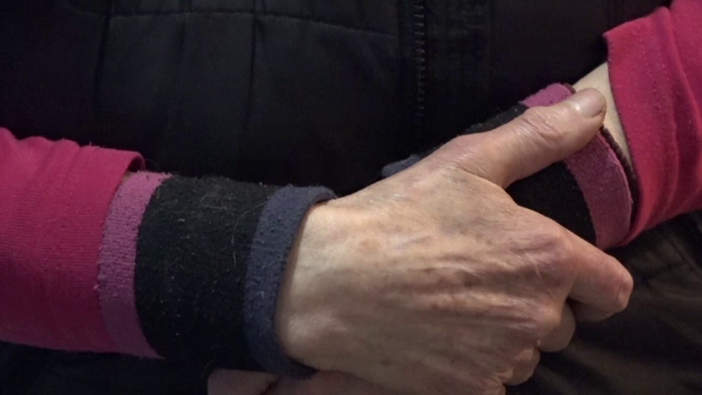 Un fost jandarm din Iași și-a omorât mama cu nenumărate lovituri de cuțit. Vecină: ”Se auzea cum țipa din tot sufletul"