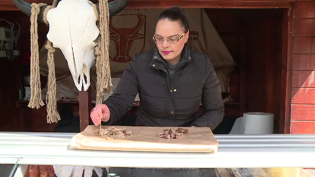 La târgurile de Paște se merge pe ideea că se vinde absolut orice. De la drob de cerb la ciocolată roz și bijuterii