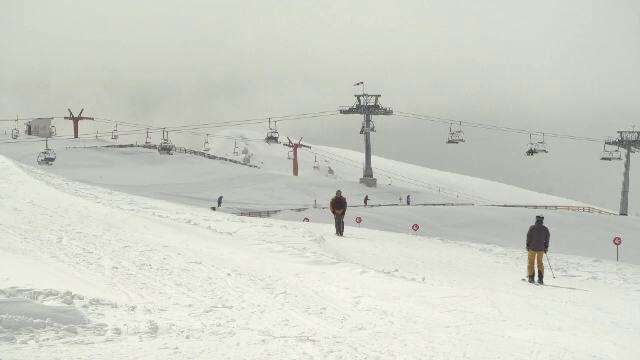 Românii petrec sărbătorile pascale pe pârtie. Cât costă un sejur de Paște la munte