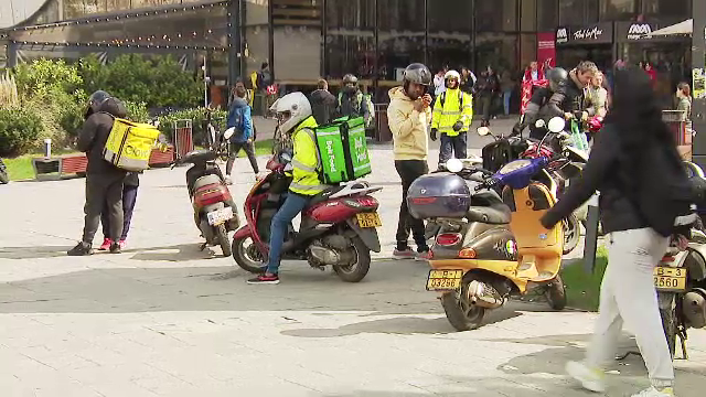 Mulți livratori de mâncare din România își plătesc curierii la negru. Bugetul de stat, furat la ”notă” cu 40 milioane de lei