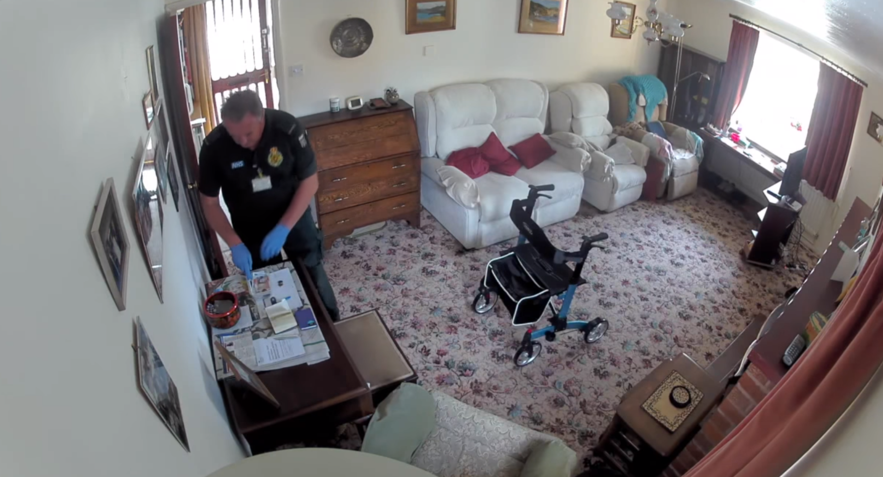 Un paramedic a fost filmat în timp ce fura bani de la o femeie de 94 de ani, la doar câteva momente după ce a murit | VIDEO