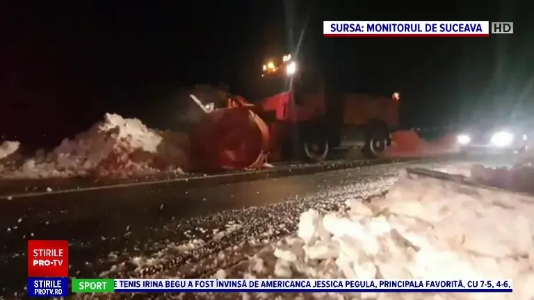 TIR-uri și mașini blocate pe drumuri, din cauza ninsorii. Șoferii au așteptat în vehicule chiar și 12 ore