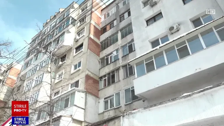 Un fost jandarm din Iași și-a omorât mama cu nenumărate lovituri de cuțit. Vecină: ”Se auzea cum țipa din tot sufletul"