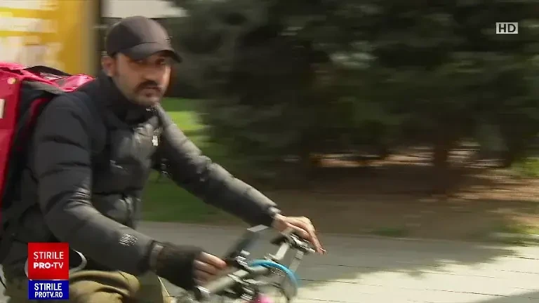 Mulți livratori de mâncare din România își plătesc curierii la negru. Bugetul de stat, furat la ”notă” cu 40 milioane de lei