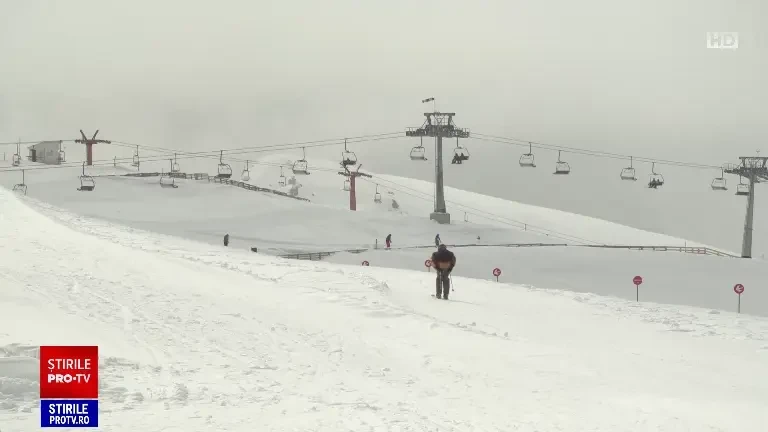 Românii petrec sărbătorile pascale pe pârtie. Cât costă un sejur de Paște la munte