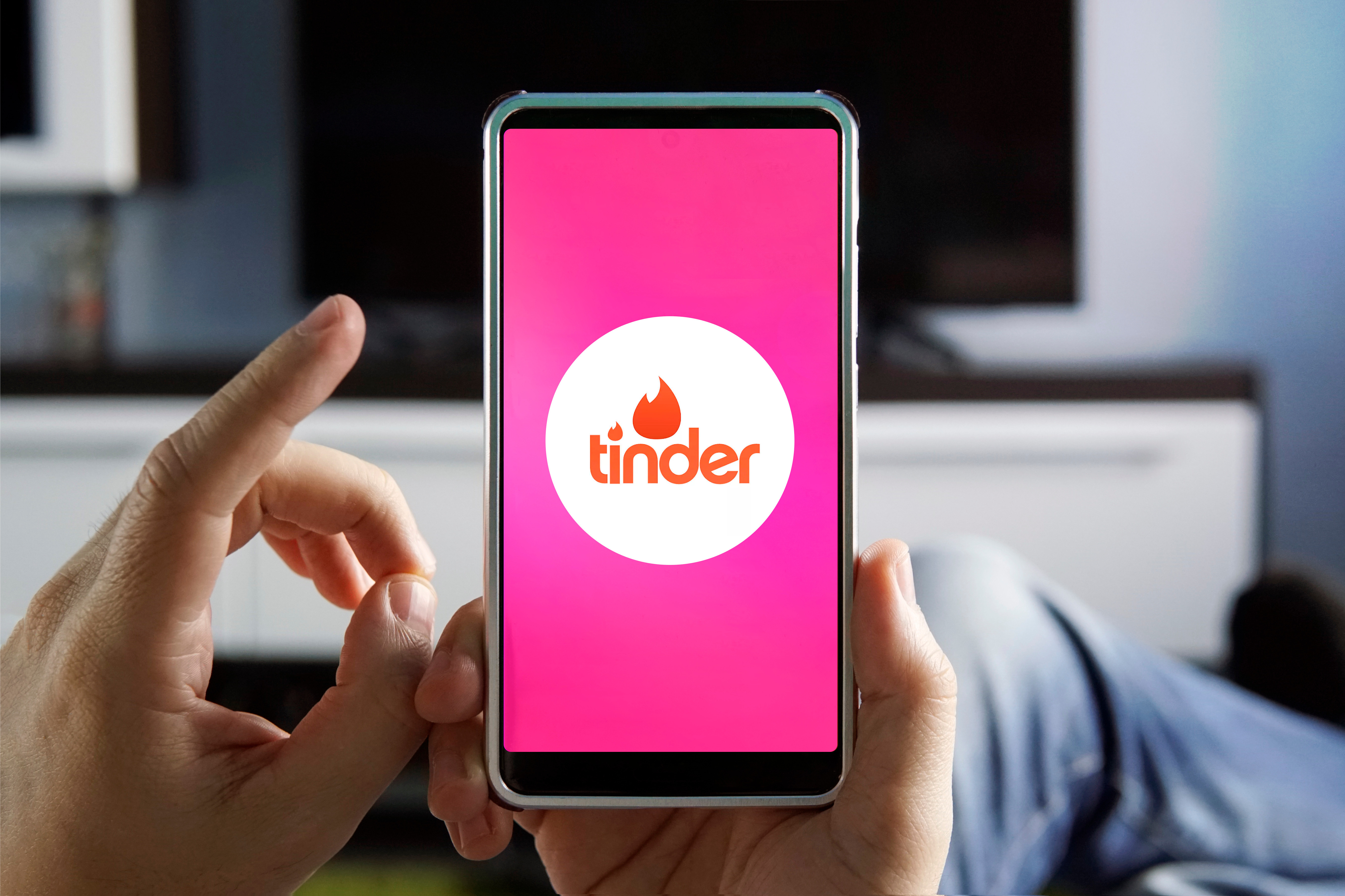 La terapie după dependența de Tinder. Un utilizator dădea swipe la 500 de fete pe zi. „Mi-am pierdut orice simț al sinelui”