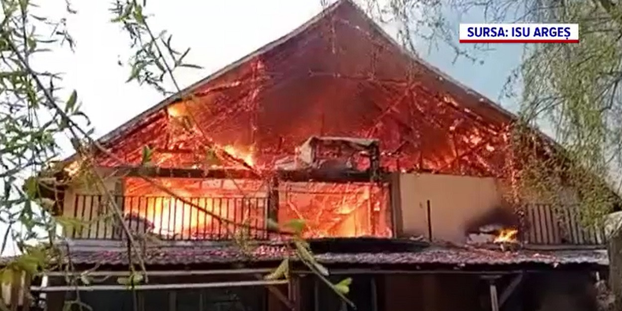 Incendiu violent în județul Argeș. Patru mașini de pompieri și un echipaj SMURD au intervenit la fața locului