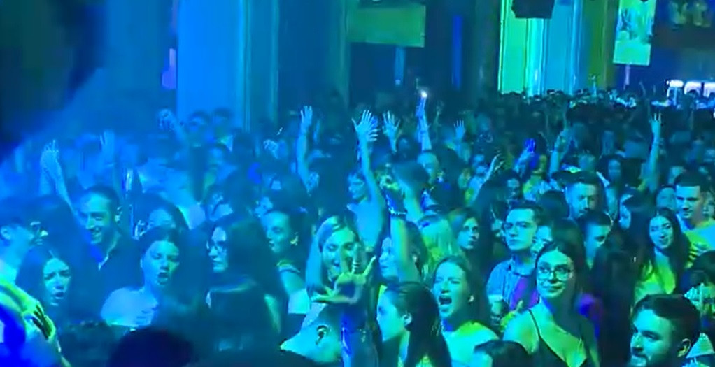 Peste 1.700 de tineri au luat cu aslat cea mai mare petrecere din România cu muzică din filmele copilăriei