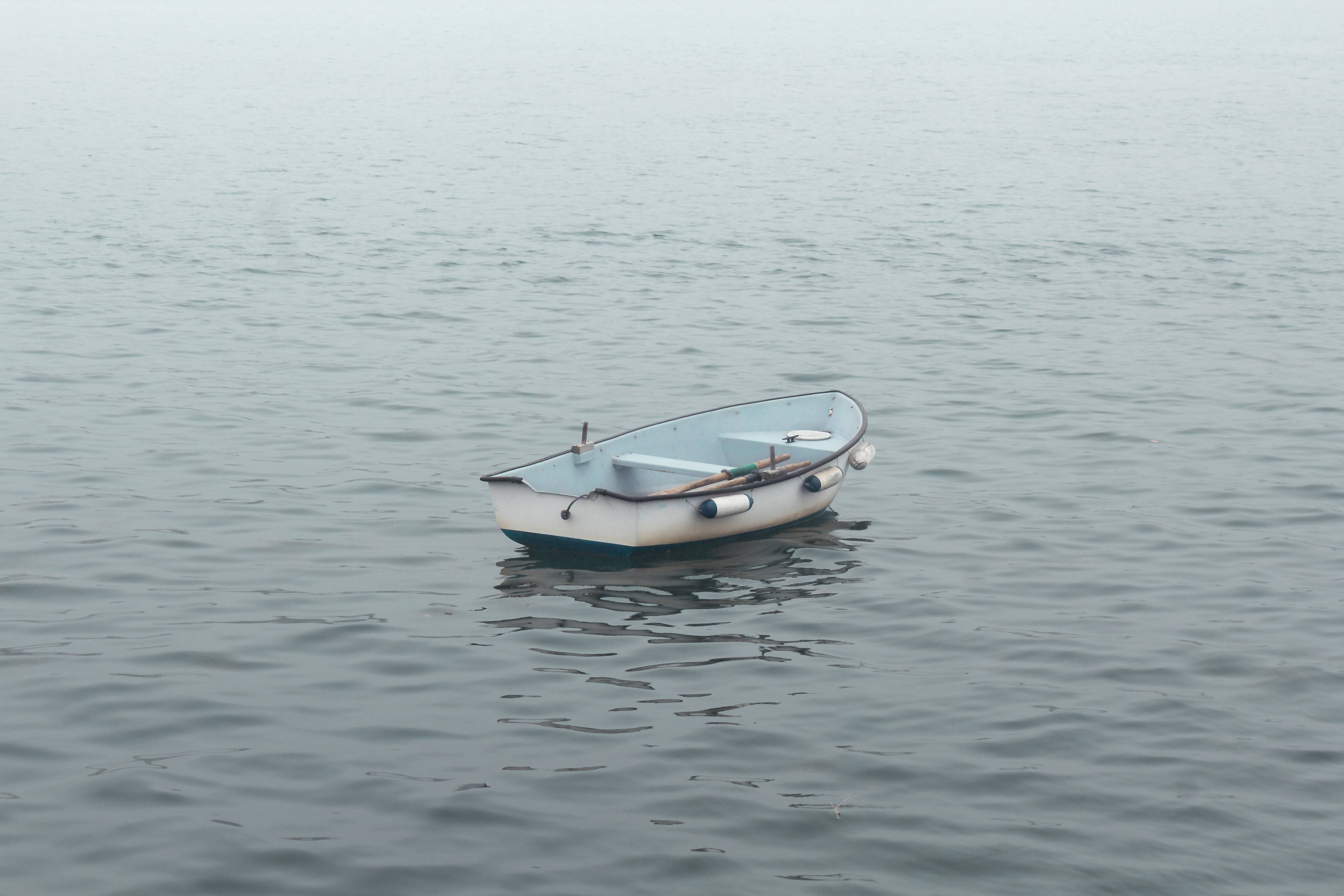 O femeie a trăit pe mare într-o barcă alături de cadavrul soțului ei. O săptămână a mâncat pește crud și făină