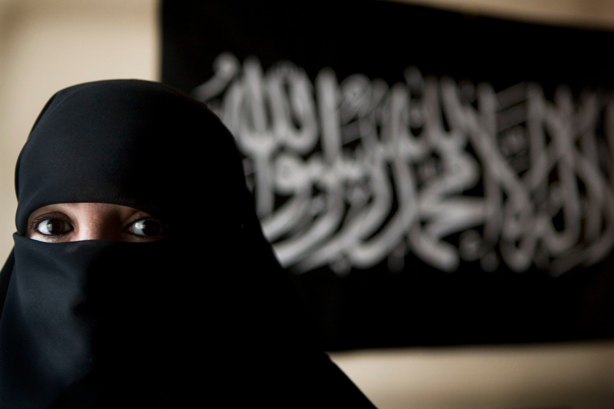 „Văduva neagră a jihadului” a murit la 64 de ani. Malika El Aroud a activat în gruparea teroristă Al Qaeda