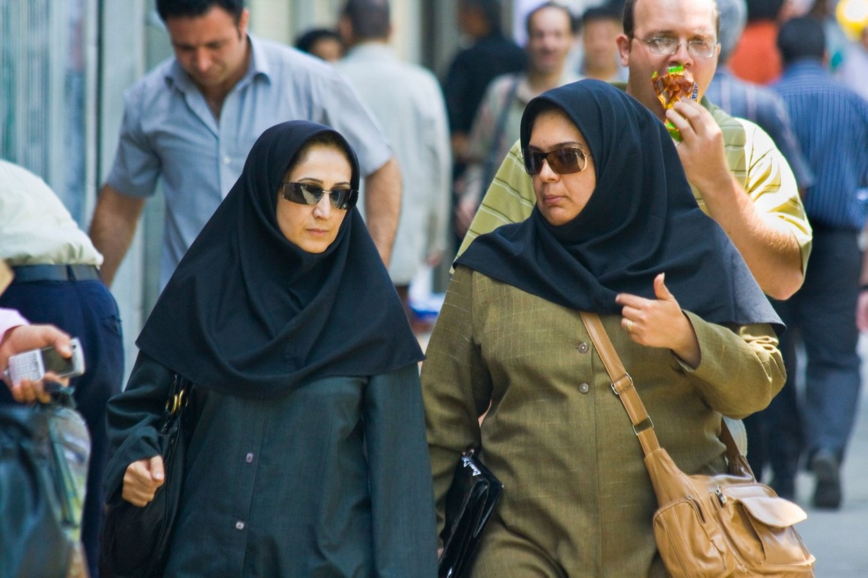 Iranul instalează camere de luat vederi în locuri publice pentru a identifica și pedepsi femeile care nu poartă vălul islamic