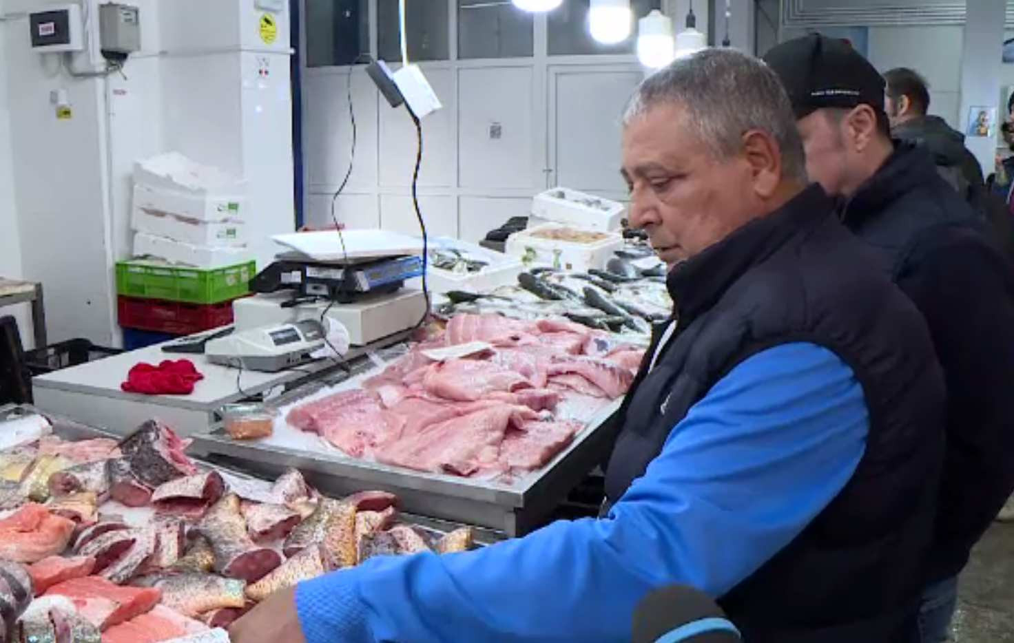 Înghesuială la tarabele cu pește, de Florii. S-a scumpit atât de mult, încât oamenii au cumpărat jumătate față de anul trecut