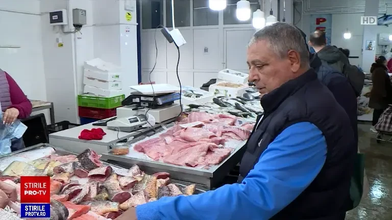 Înghesuială la tarabele cu pește, de Florii. S-a scumpit atât de mult, încât oamenii au cumpărat jumătate față de anul trecuț