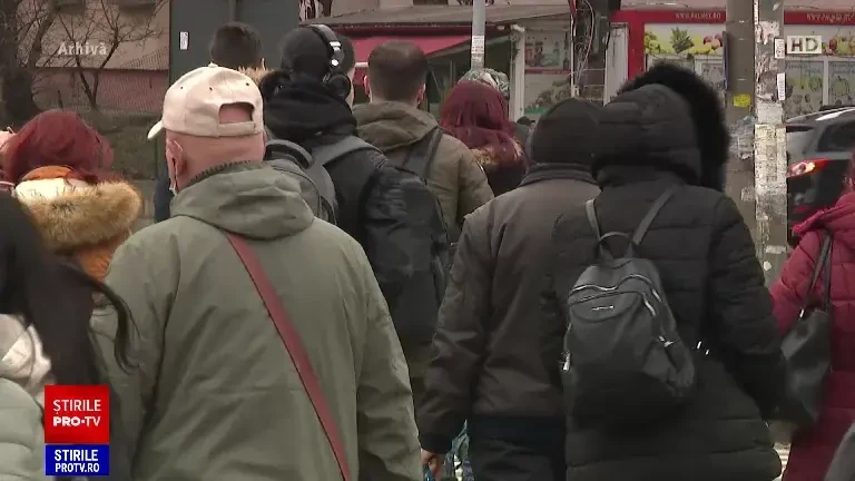 Românii, tot mai hotărâți să plece din țară din cauza sărăciei sau a corupției. Ce arată rezultatele unui sondaj recent