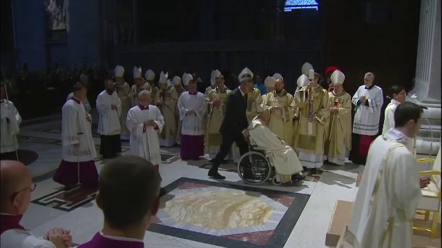 Mii de creștini s-au strâns la Vatican pentru slujba de Paște. Mesajul Suveranului Pontif