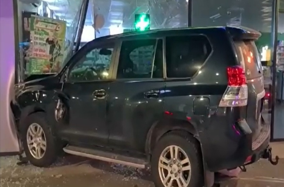 Accident teribil în Capitală. Un șofer a intrat cu mașina într-o farmacie