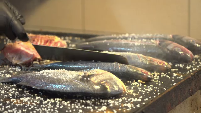 Vremea frumoasă i-a scos din casă pe români. Pe litoral, cherhanalele și restaurantele pescărești au fost la mare căutare