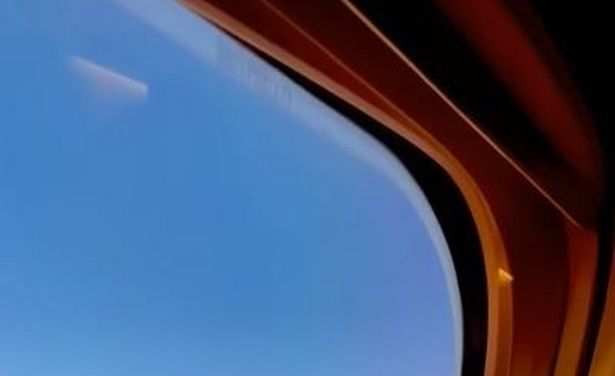 OZN în formă de trabuc, surprins dintr-un avion de călători. Era o „navă cilindrică albă, fără aripi, ferestre, marcaje”