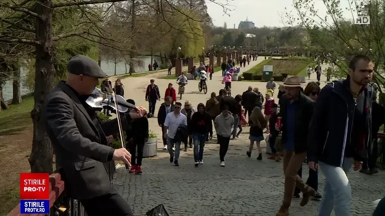 Parcurile, luate cu asalt de Florii. Oamenii au venit la plimbare chiar și din alte orașe