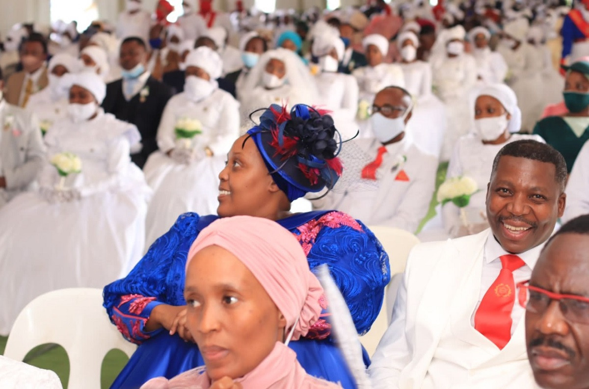 Sute de cupluri din Africa de Sud s-au căsătorit, duminică, într-o ceremonie comună