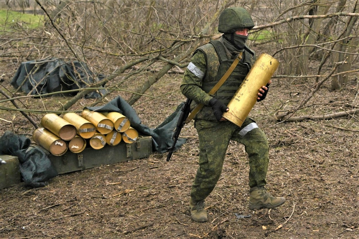 O criză a obuzelor de artilerie a lovit armata lui Putin și „suferă pierderi colosale” pe frontul de est din Ucraina