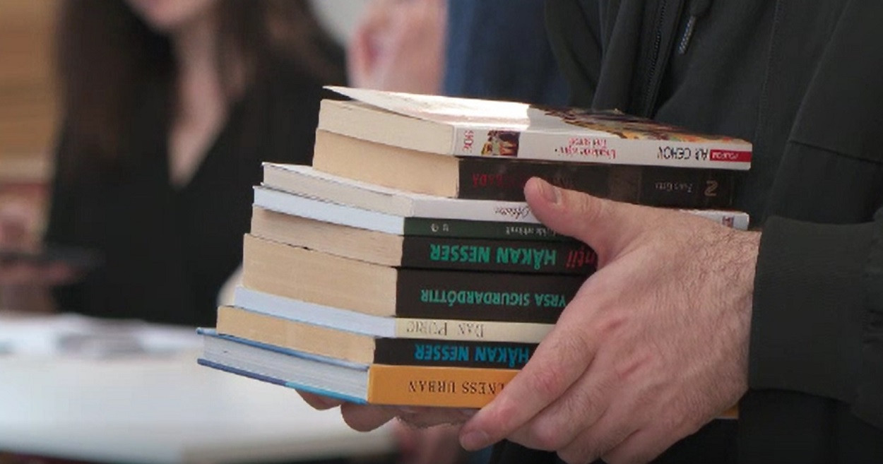 Troc de cărți în Cluj-Napoca. Oamenii au scăpat de volumele citite și s-au ales cu altele la care râvneau de mult timp