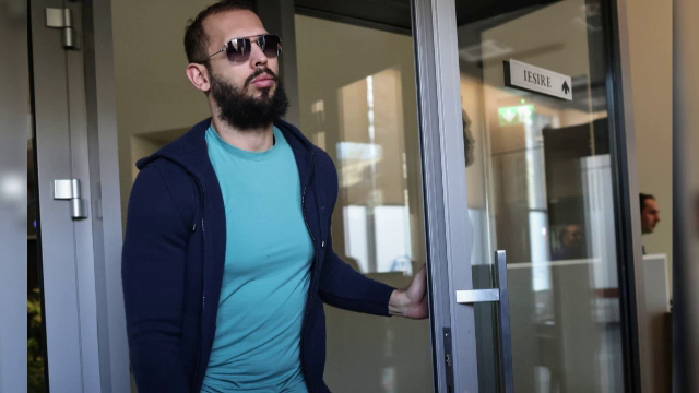 Frații Tate au fost așteptați la sediul DIICOT de un grup de admiratori, care le-au scandat minute în șir numele