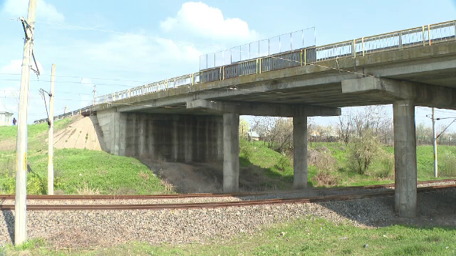 Problemă rezolvată „românește”. Un pod peste o cale ferată este marcat ca având probleme grave dar este deschis circulației